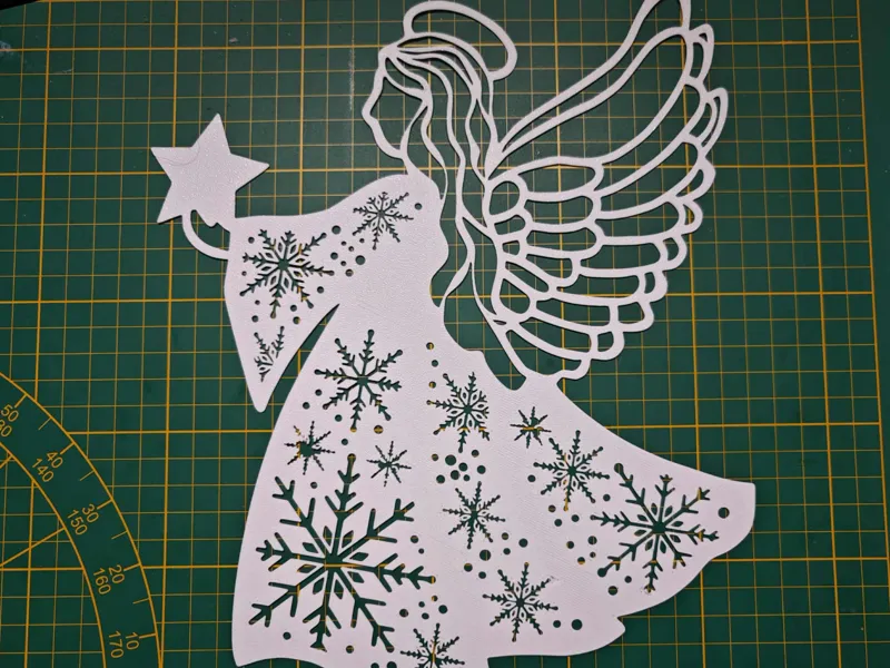 Big Angel in the window (velký anděl do okna)
