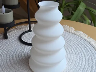 Moderne Vase im Spiralstil