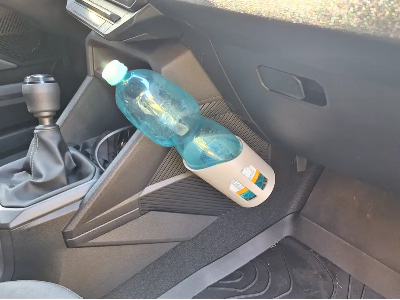 Dacia Duster 3_Držák PET lahví