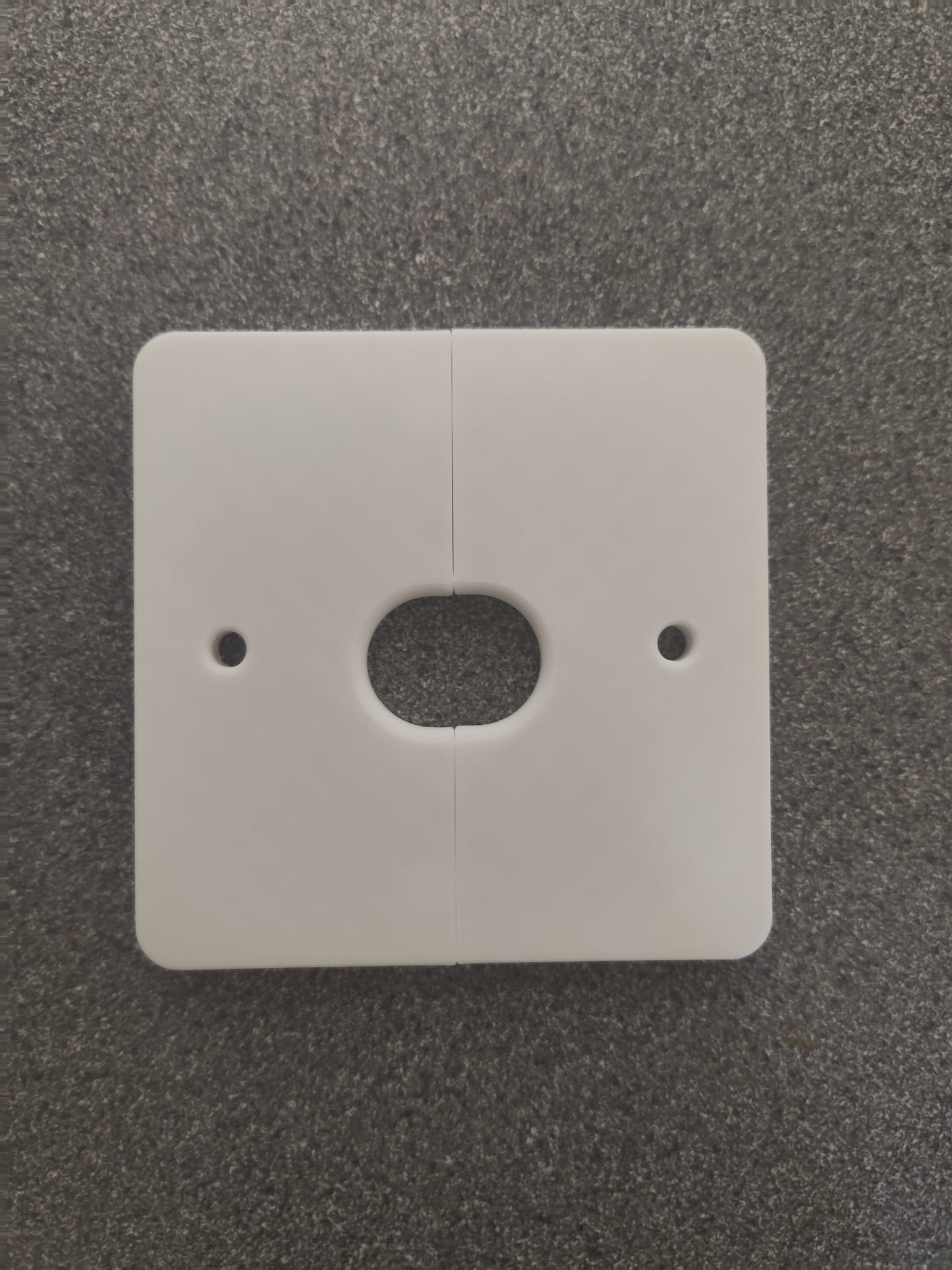 Miniatura 2 do modelo 3D UK Rounded Split Socket Pass-Through Plate