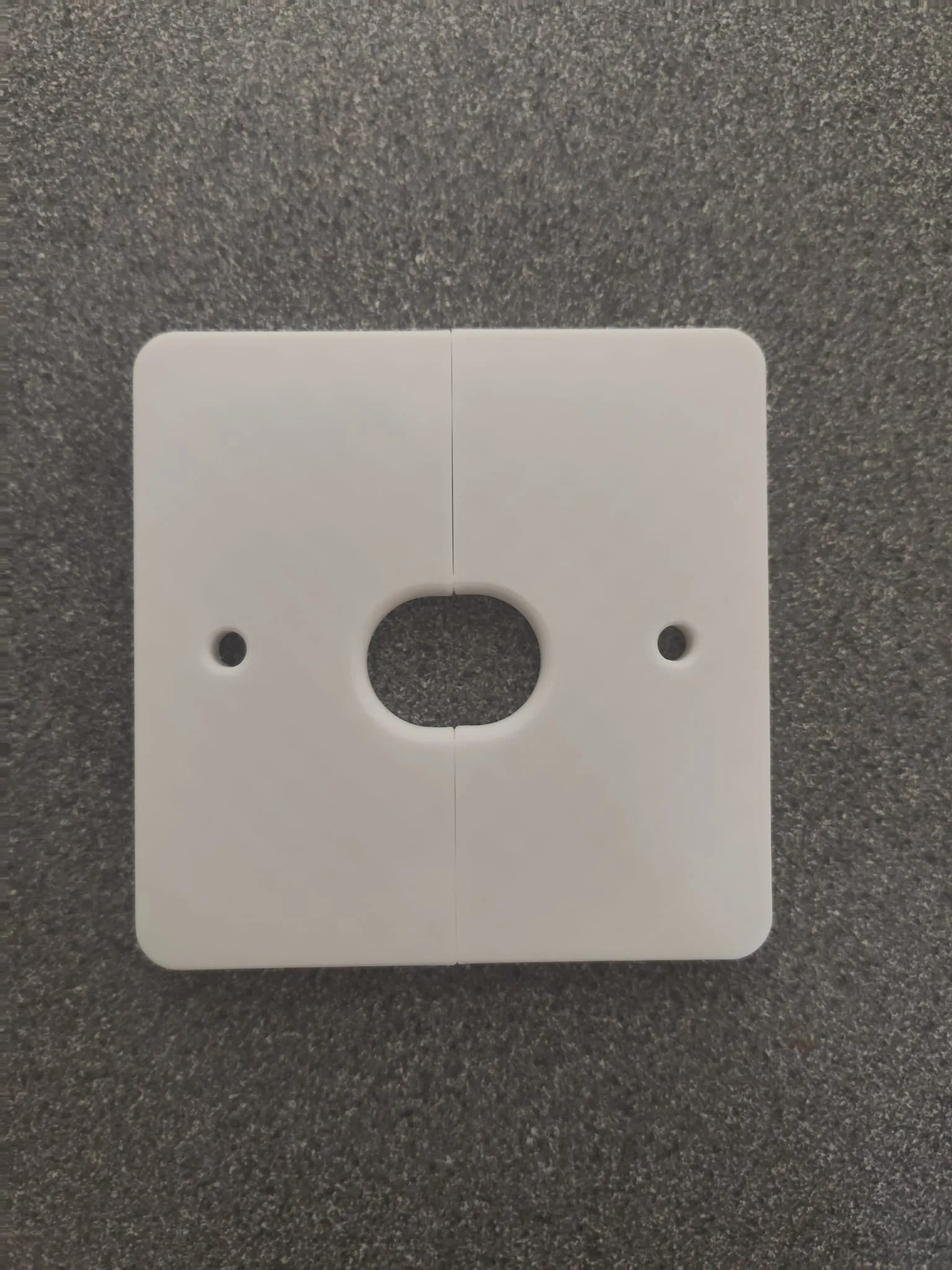 Miniatura 3 do modelo 3D UK Rounded Split Socket Pass-Through Plate