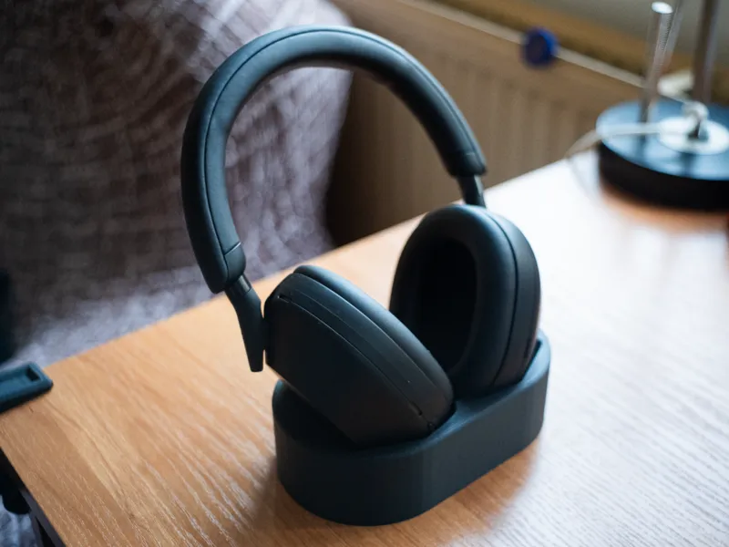 Headphone stand Sony WH-1000XM5 