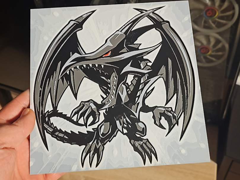 Rotäugiger schwarzer Drache Hueforge