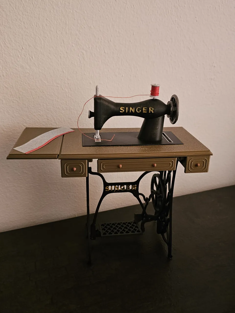 Vintage Singer Sewing Machine – Functional Model view 3