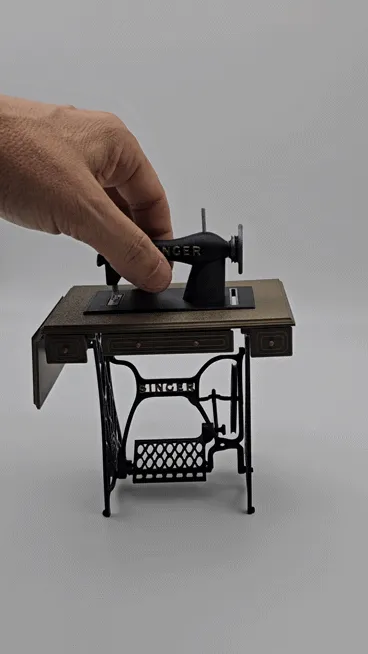 Vintage Singer Sewing Machine – Functional Model view 4