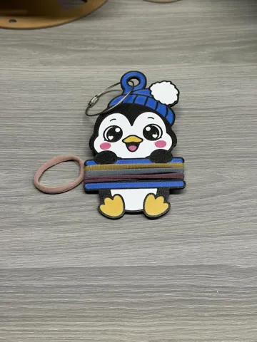 Accesorio para sujetar ligas de cabello: Penguin Hair Tie Holder Keychain — vista de referencia 3