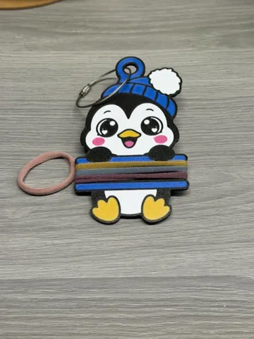 Accesorio para sujetar ligas de cabello: Penguin Hair Tie Holder Keychain — vista de referencia 2