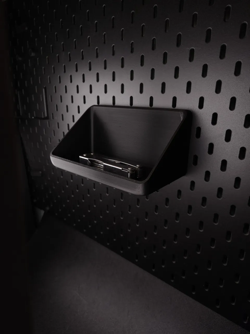 Large Modular SKADIS Bin shelf – no support view 3