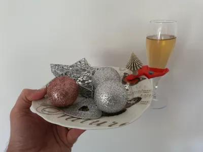Standing glass holder for holiday gatherings