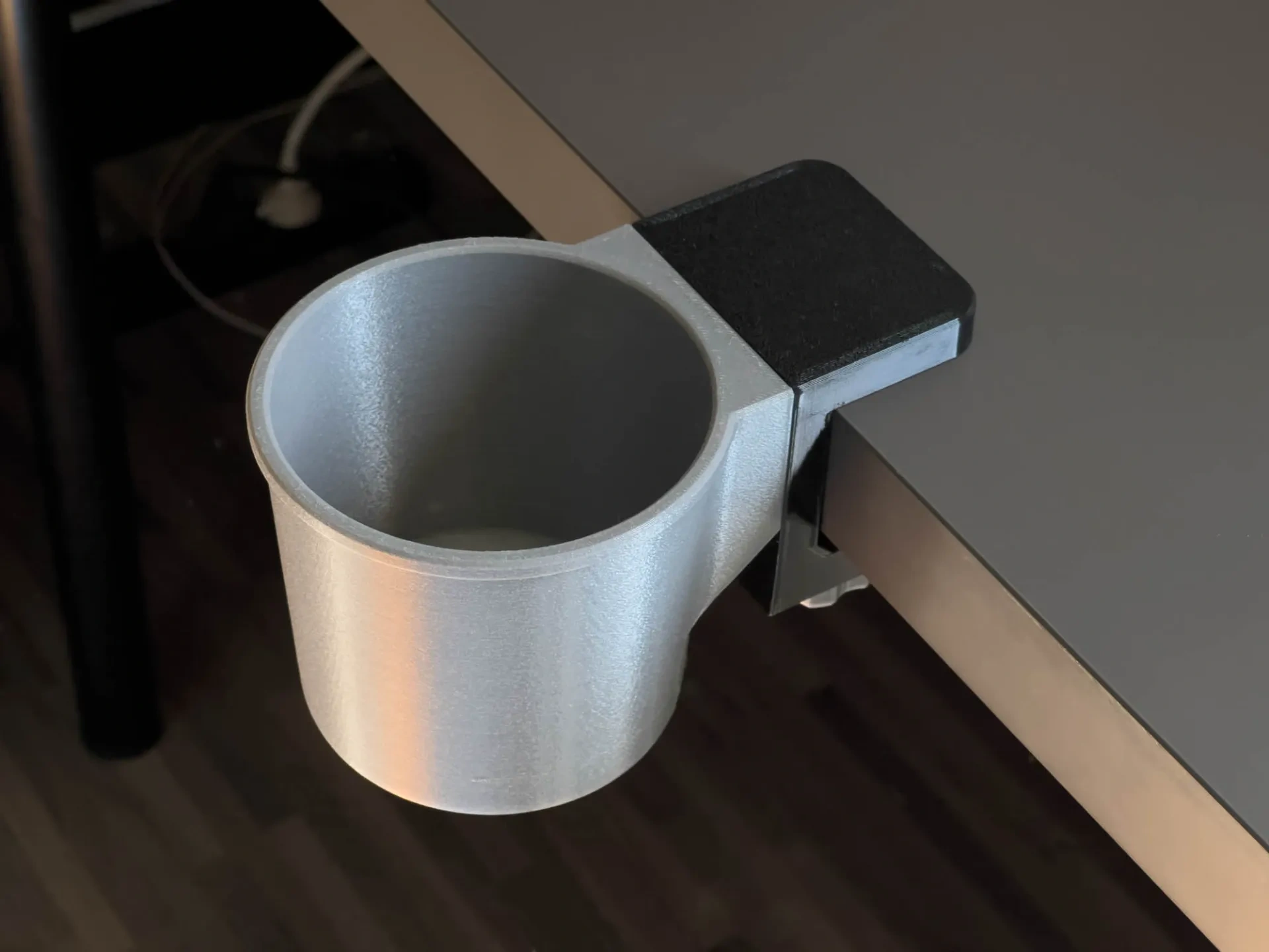 桌边杯架 | Table-side cup holder