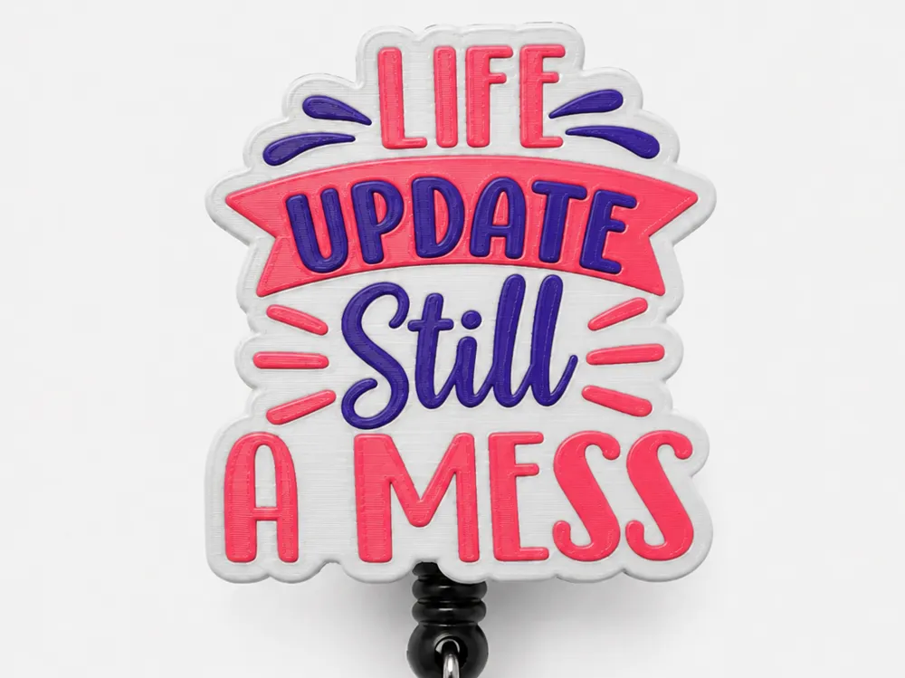 Letrero o emblema decorativo: Life Update: Still a Mess Badge Reel. Referencia del modelo original.