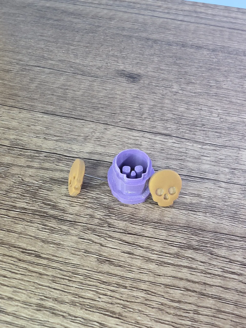 Skull earring cutter view 2