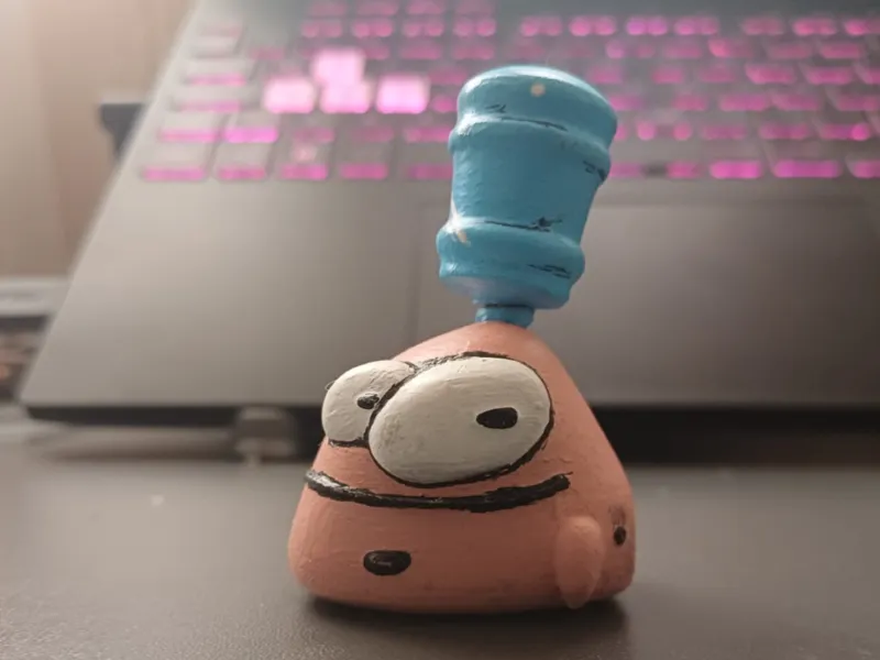 Patricio con botella meme