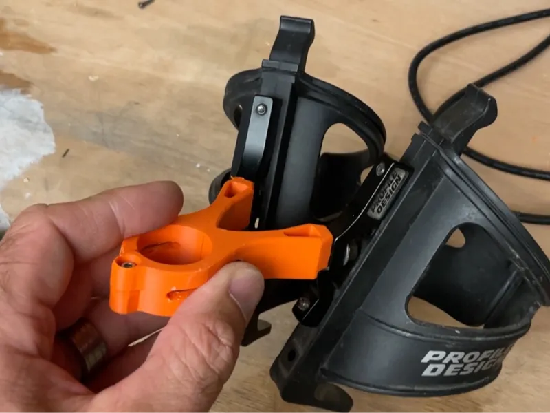 Steat post bottle holder road bike and triathlon.