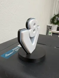 Logo Scania V8 sur socle — photo 3