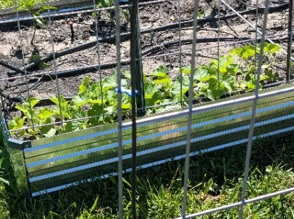 Cattle panel to quarter inch tubing clip