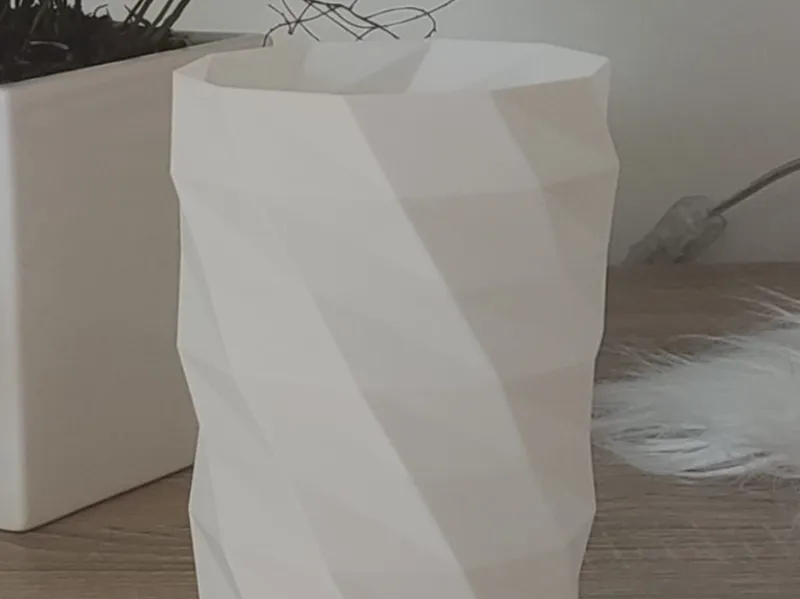 Low poly vase 10cm*15 cm