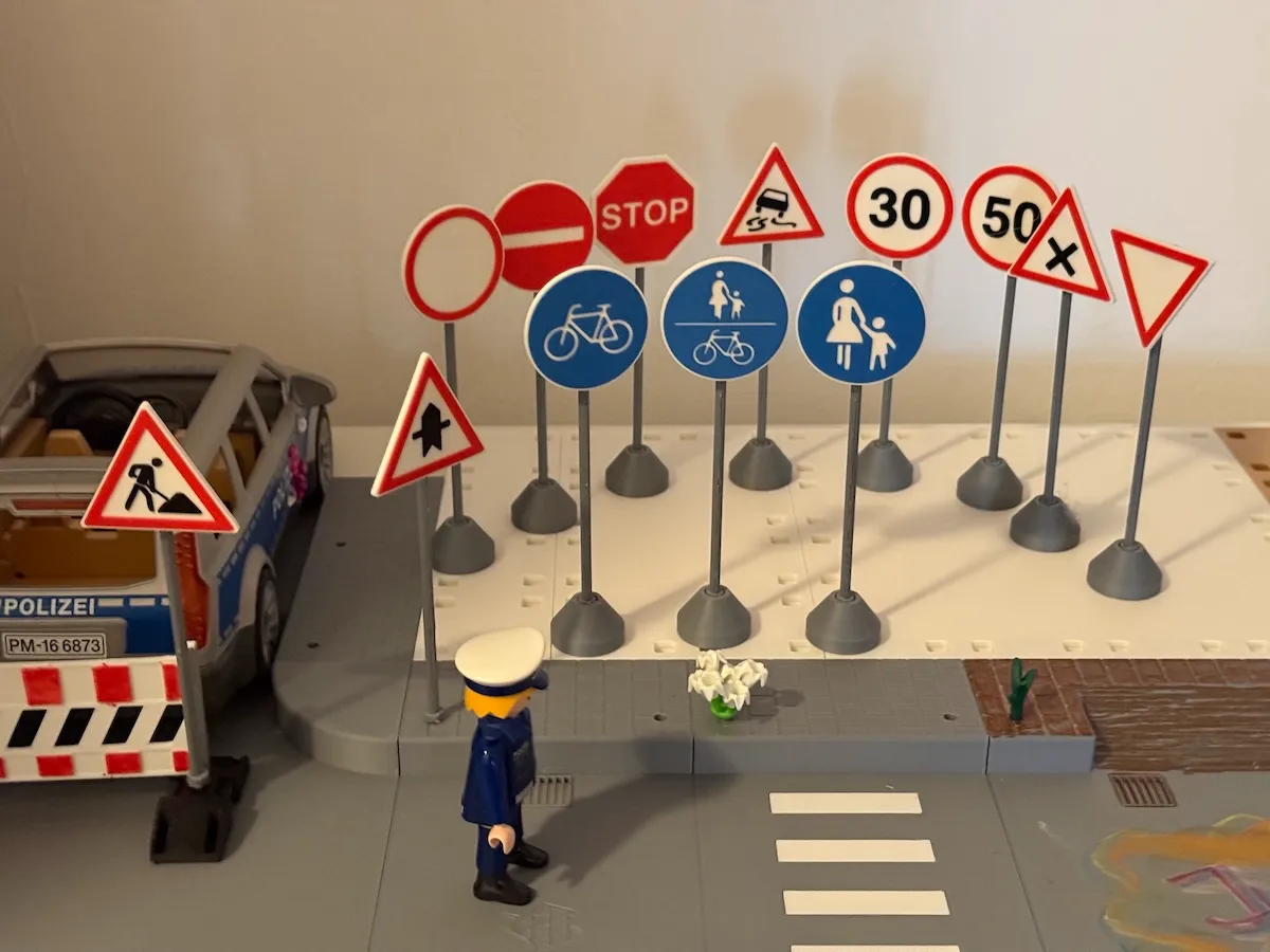 Panneaux de signalisation miniatures avec plots