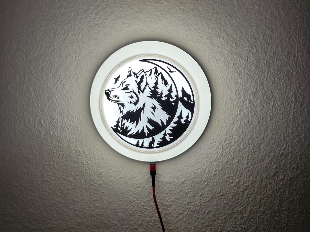 Wandlampe mit Wolfmotiv