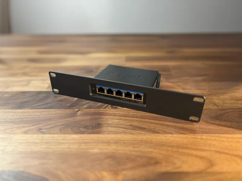10-inch Rack Mount D-Link DMS-105 Ethernet Switch