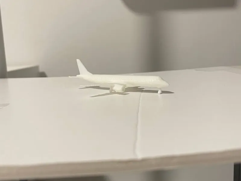 1:400 Embraer E190 scale model