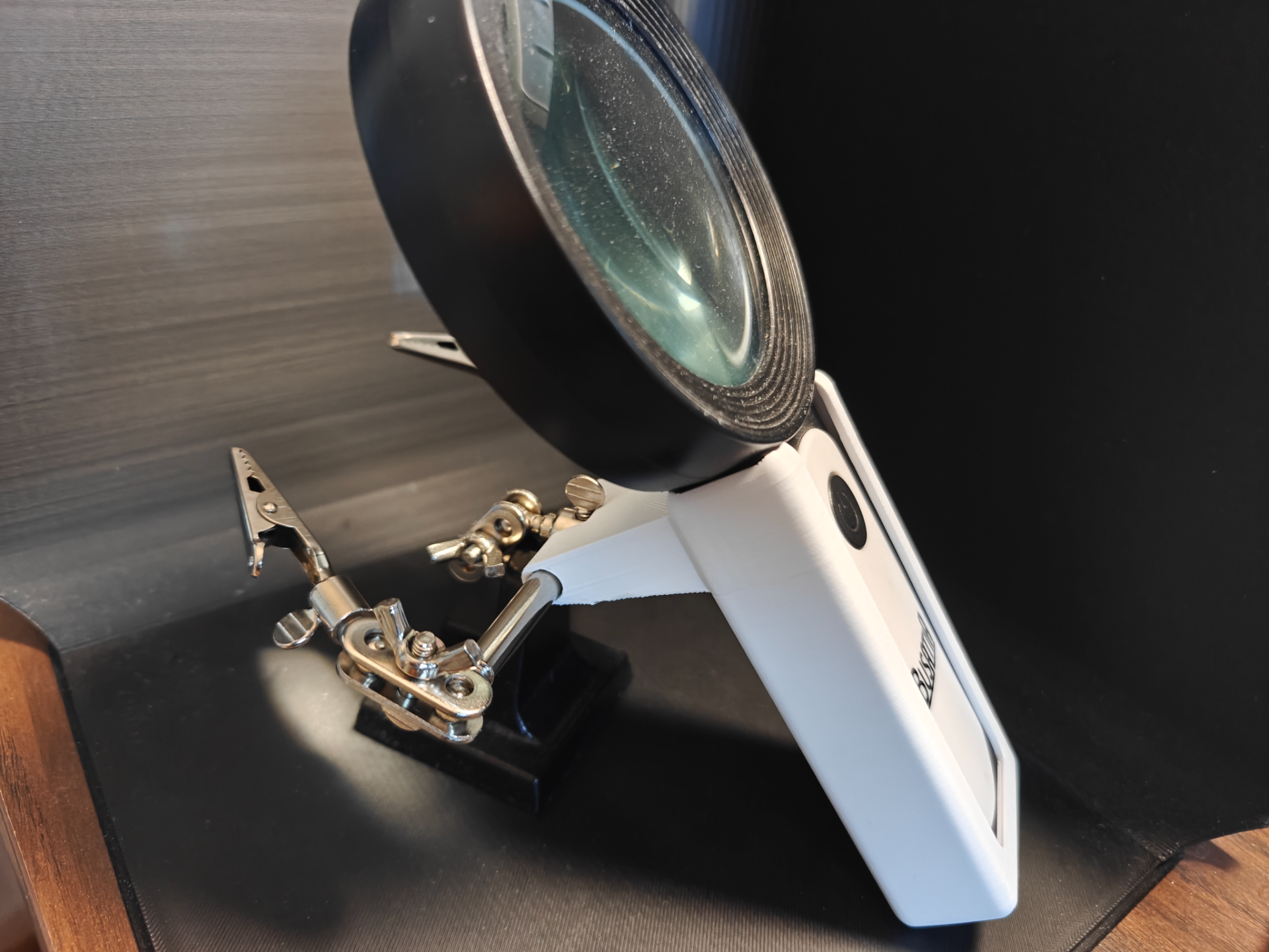 Helping Hands: Supercharged Magnifying Glass Mount