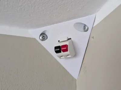 Ceiling corner mount for keystone audio jack