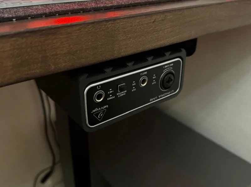 Behringer U-Phoria UM2 Multiboard Underdesk mount
