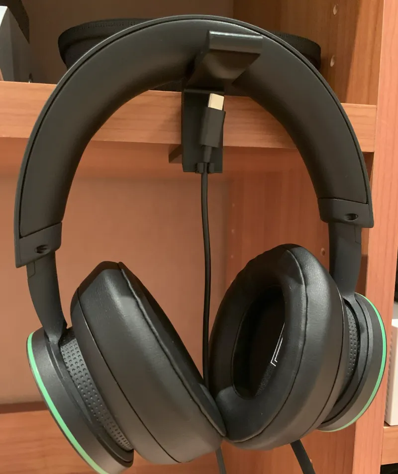 Headphone holder for 25mm desk