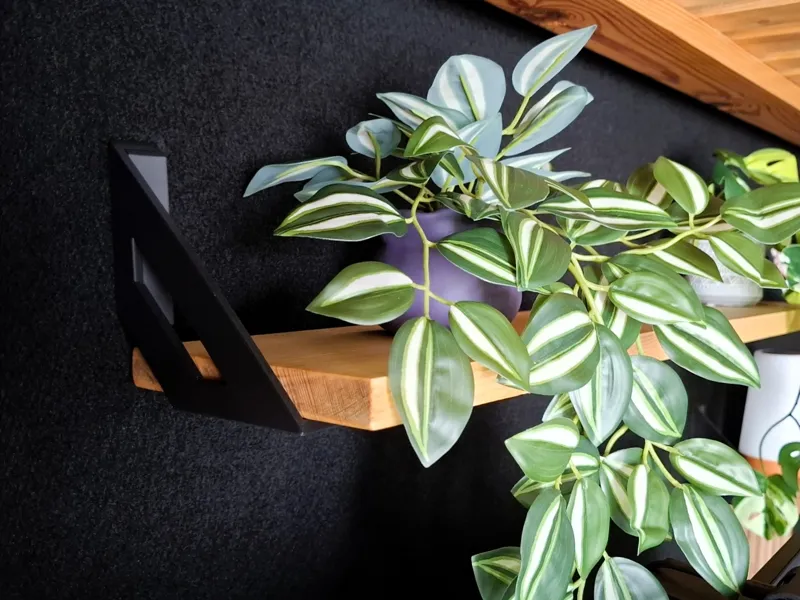 Symmetric shelf brackets 