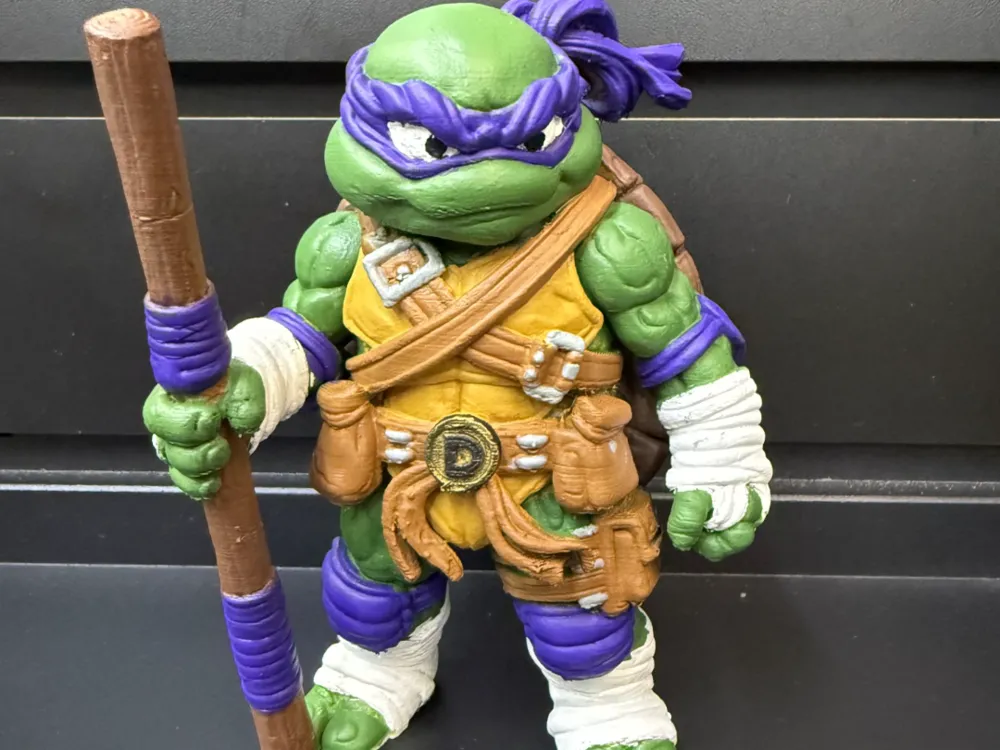 Figura decorativa: TMNT Donnatello Donnie Chibi. Referencia del modelo original.