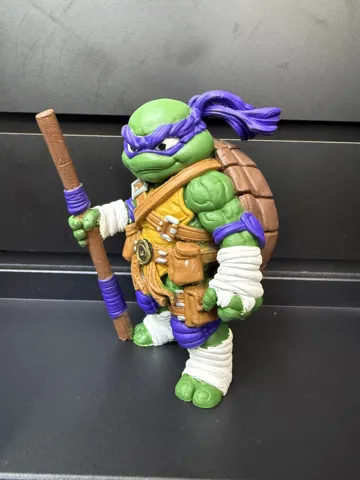 Figura decorativa: TMNT Donnatello Donnie Chibi — vista de referencia 3