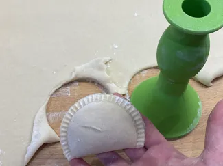Dumpling press with handle