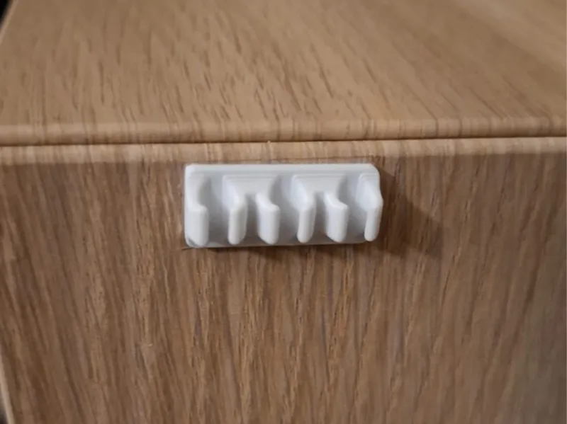 Simple cable hanger