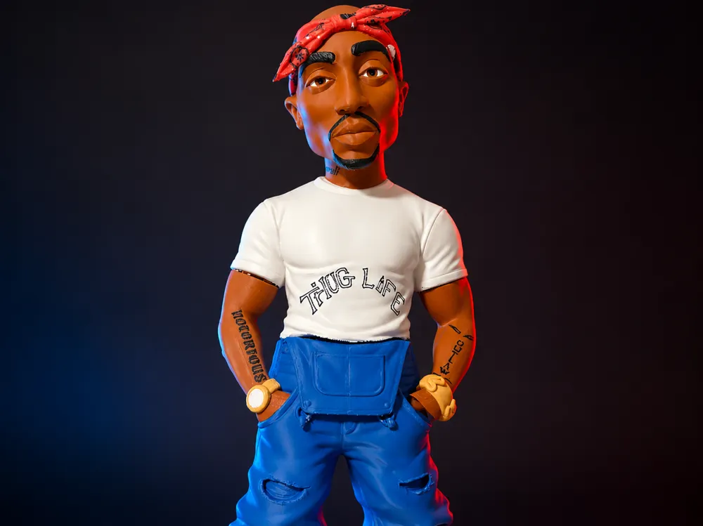 Figura decorativa: 2Pac Shakur – Large Multicolor Caricature Statue. Referencia del modelo original.