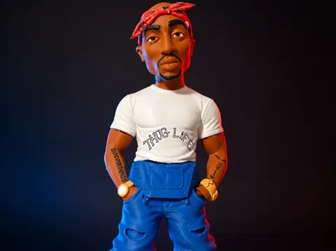 Figura decorativa: 2Pac Shakur – Large Multicolor Caricature Statue — referencia de MakerWorld