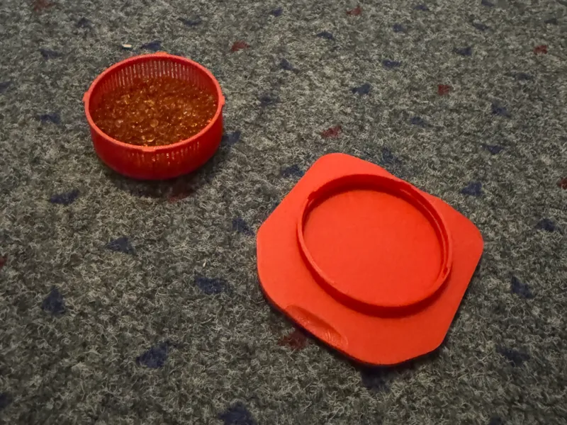 Lid with Desicant holder