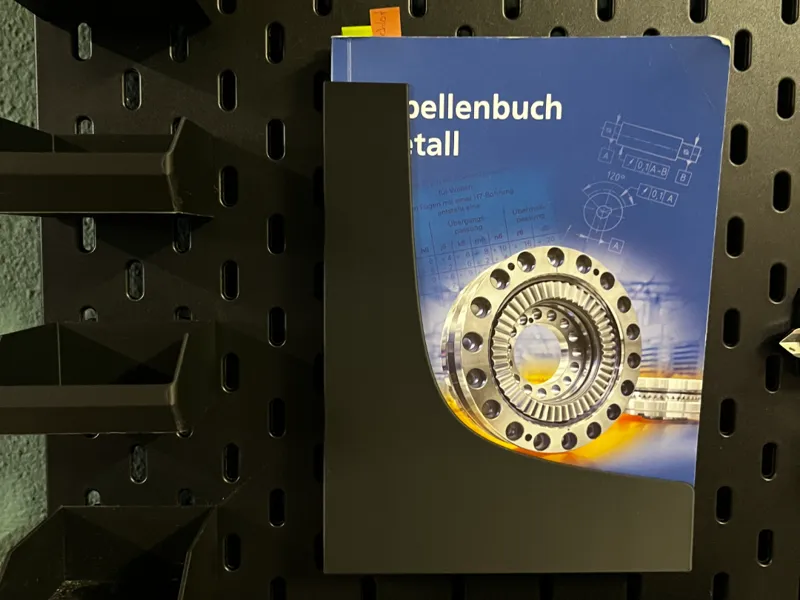 Skadis Halter für das Tabellenbuch 