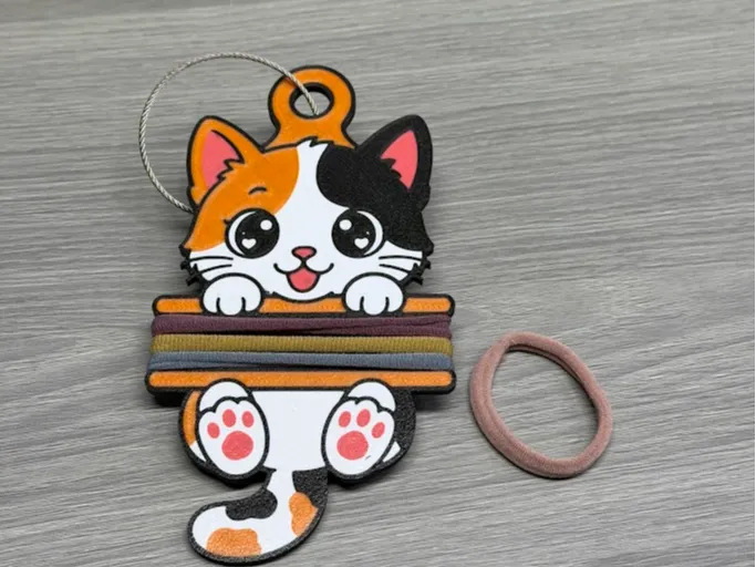 Accesorio para sujetar ligas de cabello: Calio Cat Hair Tie Holder Keychain. Referencia del modelo original.
