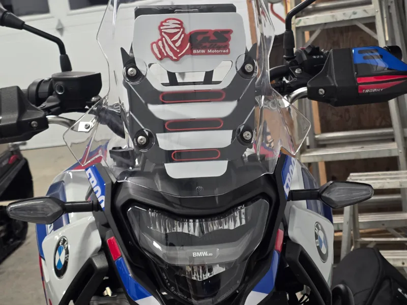 BMW F900 GS under WIndshield rallye design add-on