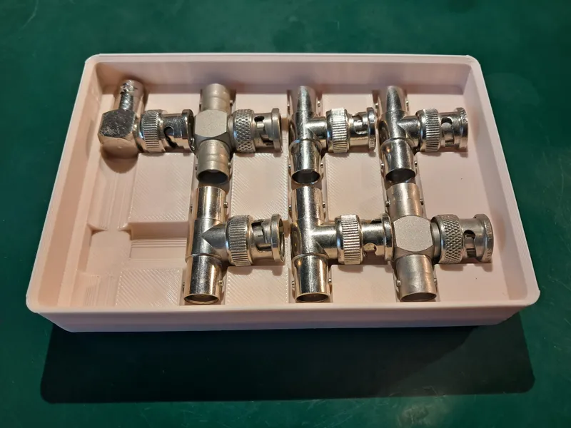 Stackable gridfinity tray for BNC tee splitters