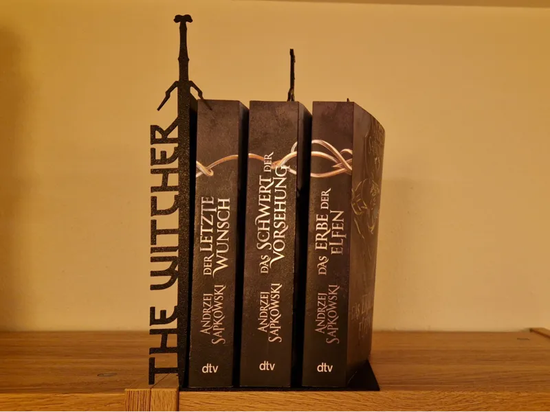 The Witcher Buchstütze mit Geratls Silberschwert
