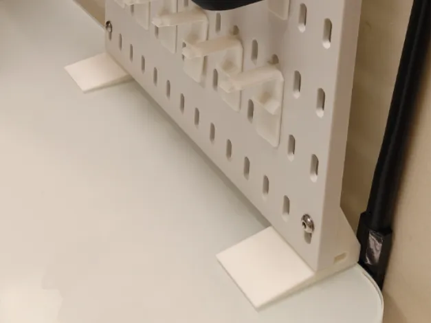 Foot for freestanding Skadis pegboard.