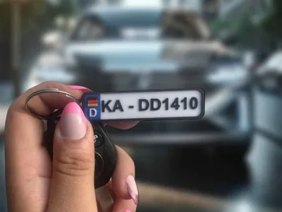 Car license plate KEYCHAIN with Flag
