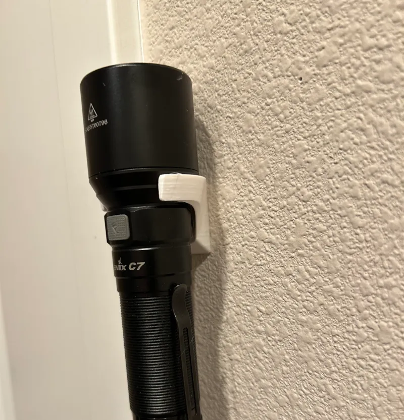 Flashlight holder for Fenix C7