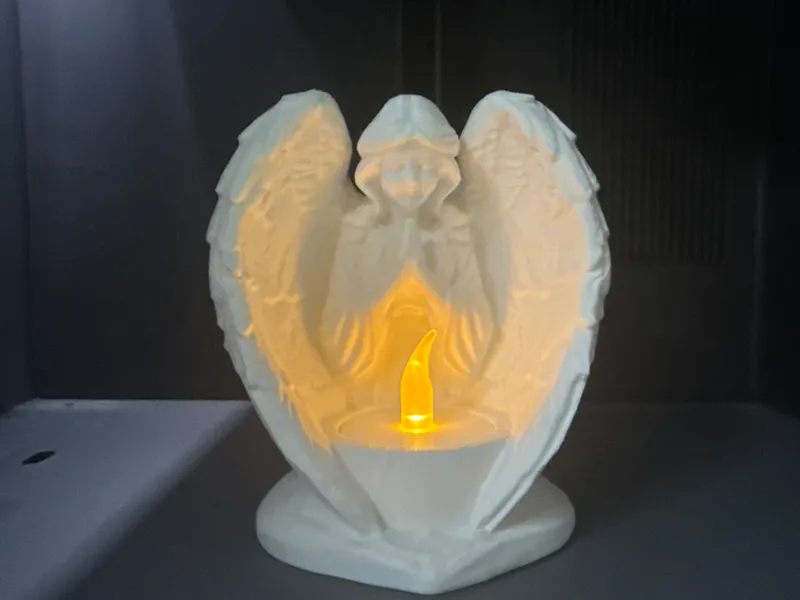 Betender Engel mit Teelicht