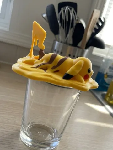 Accesorio para impresora 3D: 融化軟爛的寶可夢皮卡丘桌面擺飾/杯蓋 Pokemon Pikachu — vista de referencia 2