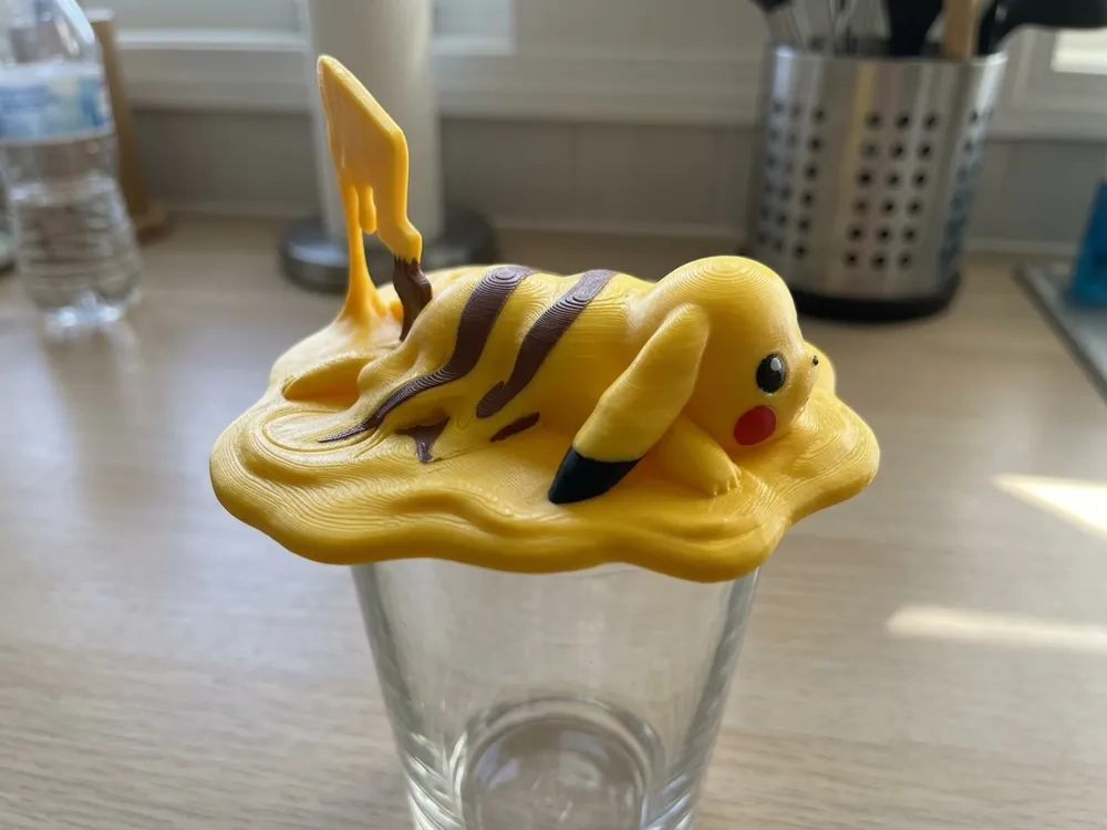 Accesorio para impresora 3D: 融化軟爛的寶可夢皮卡丘桌面擺飾/杯蓋 Pokemon Pikachu. Referencia del modelo original.