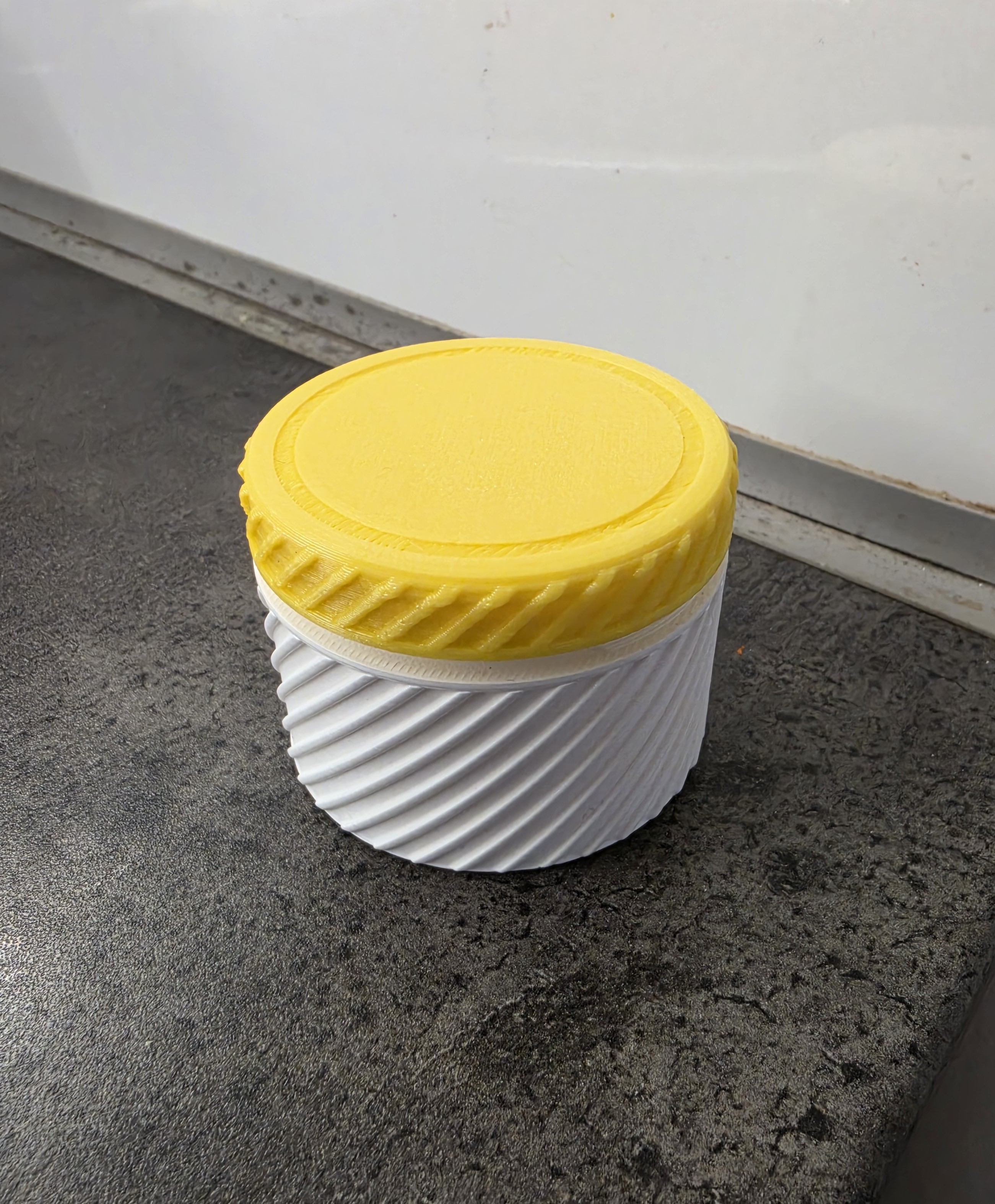 Miniatura 3 do modelo 3D Parametric Round Threaded Container 
