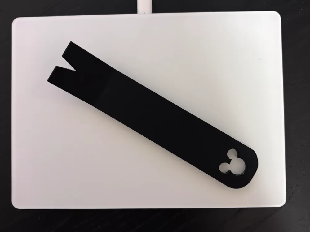 Llavero: Pin Popper - with Mickey shaped hole. Referencia del modelo original.